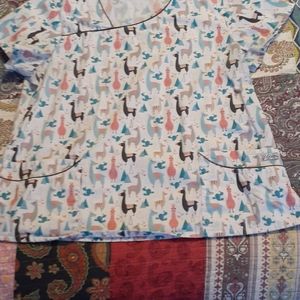 Llama scrub top XL